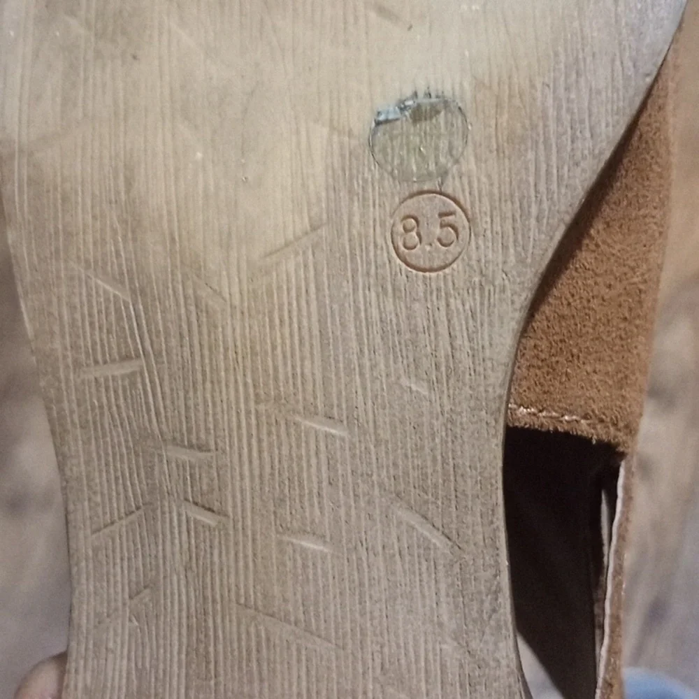 Chinese Laundry Women's Tan Ankle Strap Suede Booties Size 8 1/2 - Picture 5 of 5